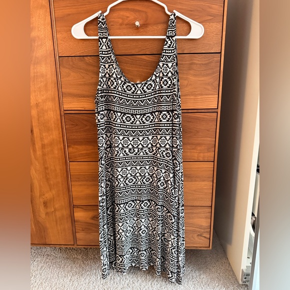 Express Dresses & Skirts - Express Black and White Geometric dress